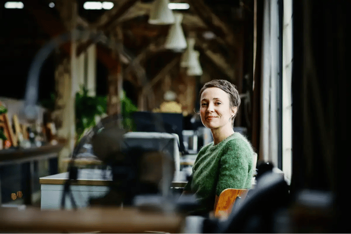 femme-assise-bureau