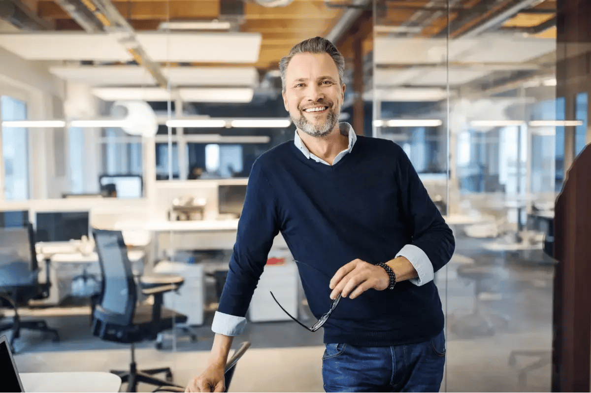 homme-souriant-bureau